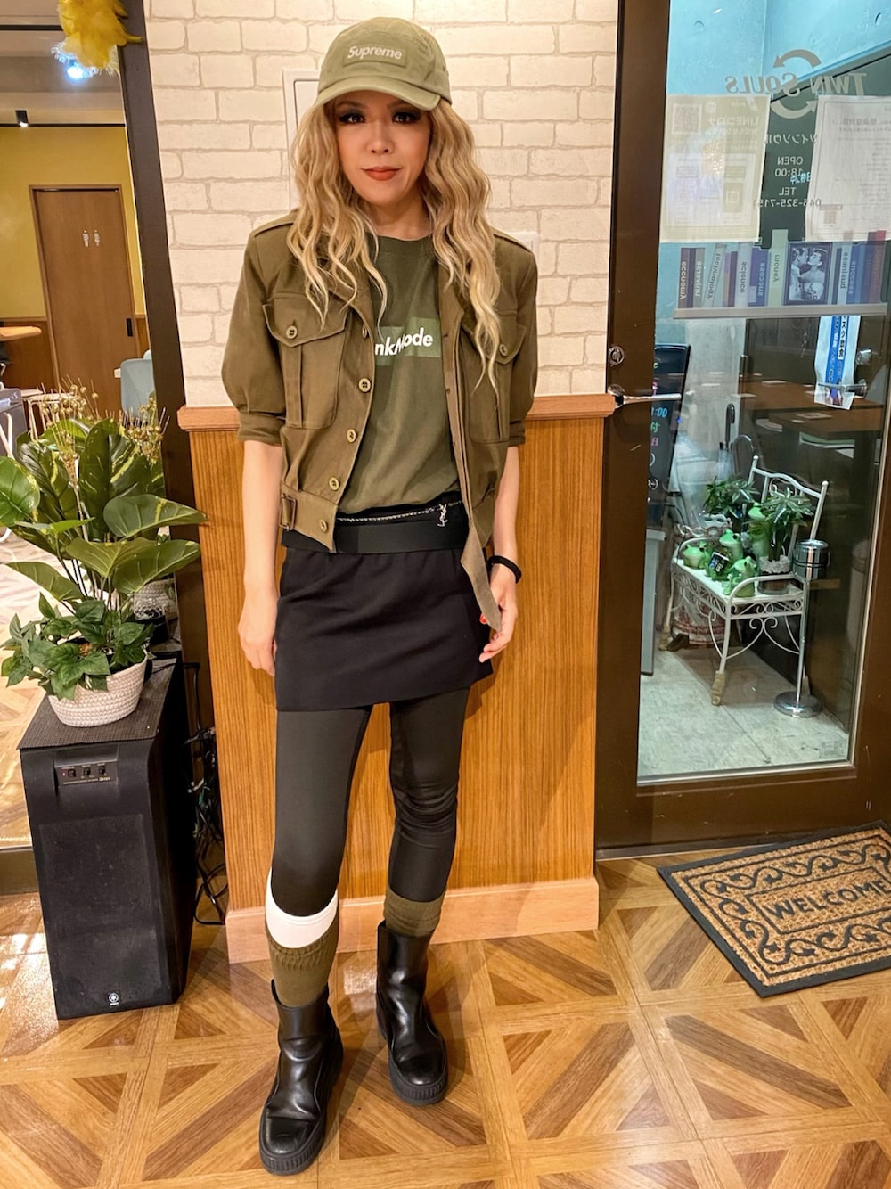 「春、ブーツ、サファリ、サファリジャケット、Safari、エディスリマン、hedi slimane、サンローランパリ、Saint Laurent、saint laurent paris、supreme、olive」｜「Supreme のアイテム（帽子、グリーン系）」を使った、WODDYFUNKさん（レディース・155cm）の春コーディネートの1枚目の写真