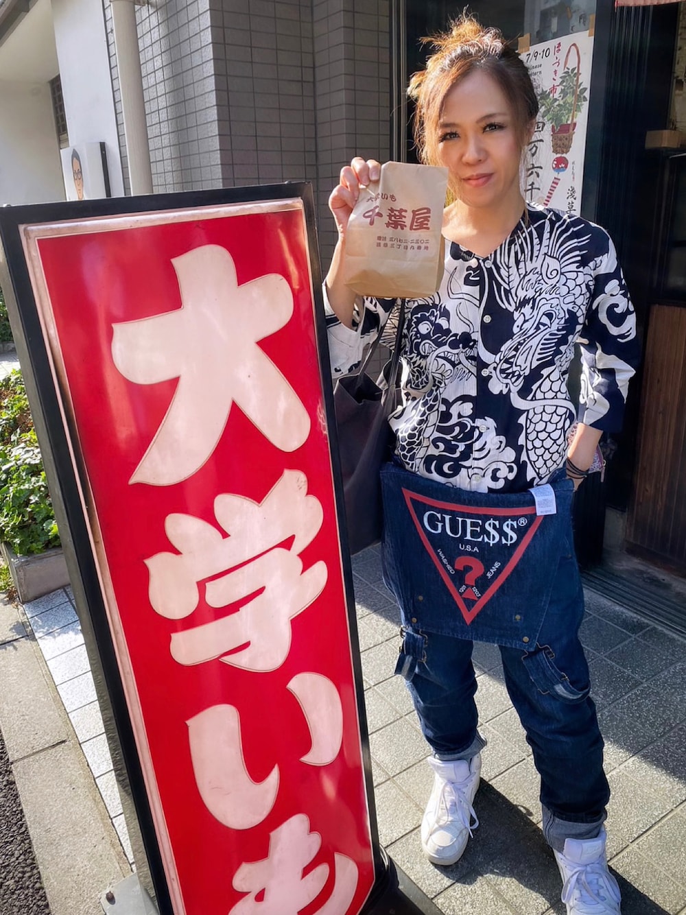 「鯉口シャツ、ダボシャツ、祭りコーデ、めうがや、guess、asap rocky、ストリート、ストリートコーデ、江戸前ストリート、千葉屋、大学いも」｜「GUESS ORIGINALSのアイテム（オールインワン・サロペット、ブルー系）」を使った、WODDYFUNKさん（レディース・155cm）の夏コーディネートの1枚目の写真