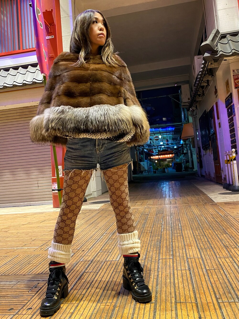 「ビッグシルエット、デニム、リプソックス、タイツ、ミンク、ミンクファー、マント、ポンチョ、GUCCI、DOLCE&GABBANA、Saint Laurent、浅草」｜「NORTH BEACHのアイテム（ポンチョ、ブラウン系）」を使った、WODDYFUNKさん（レディース・155cm）の冬コーディネートの1枚目の写真