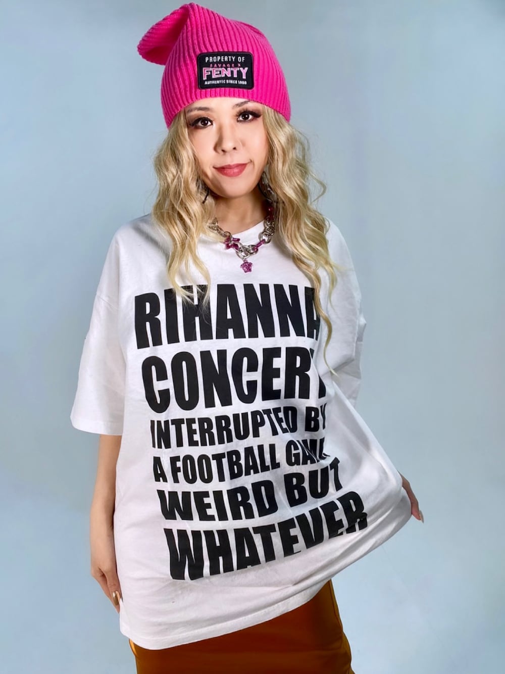 「カジュアルコーデ、シンプル、ニット帽、ビーニー、リアーナ、ほめられ本命コーデ、savage x fenty、fenty、RIHANNA、スーパーボウル、SUPER BOWL、Tシャツ、ロゴT、VERSACE、ブロンドヘアー」｜「Savage X Fentyのアイテム（ニットキャップ/ビーニー、ピンク系）」を使った、WODDYFUNKさん（レディース・155cm）の冬コーディネートの1枚目の写真