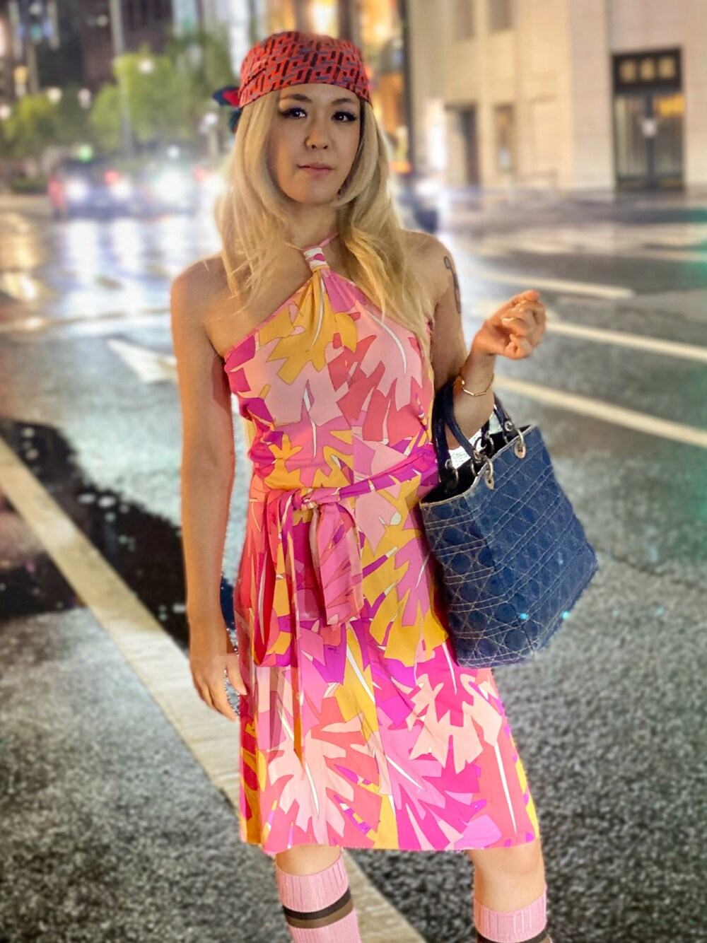 「ビタミンカラー、versace、ヴェルサーチェ、EMILIO PUCCI、エミリオプッチ、総柄、総柄ワンピース、ladydior、Lady Dior、FENDI、CLUB FASHION、ヘアアクセサリー、金髪、tatoo」｜「VERSACEのアイテム（ファッション雑貨、オレンジ系）」を使った、WODDYFUNKさん（レディース・155cm）の夏コーディネートの1枚目の写真