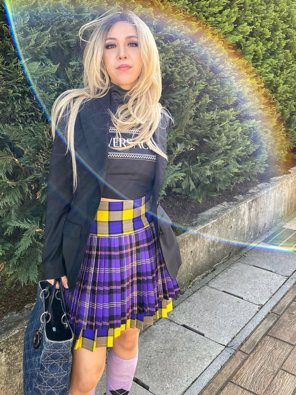 「テーラードジャケット、ハイソックス、ladydior、デニムバッグ、タータンチェック、タータンチェックスカート、ブロンド、ブロンドヘアー、versace、ヴェルサーチェ、ビッグシルエット、donatella versace、ドナテッラヴェルサーチェ、DOLCE&GABBANA」｜「VERSACEのアイテム（トップス、ブラック系）」を使った、WODDYFUNKさん（レディース・155cm）の春コーディネートの1枚目の写真