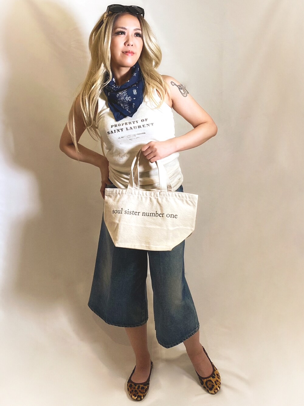 「パンツスタイル、きれいめカジュアル、初夏コーデ、バレエシューズ、タンクトップ、ブラック、セリーヌ、CELINE、サンローランパリ、Saint Laurent、ビギー」｜「VERSACEのアイテム（サングラス、ブラック系）」を使った、WODDYFUNKさん（レディース・155cm）の春コーディネートの1枚目の写真