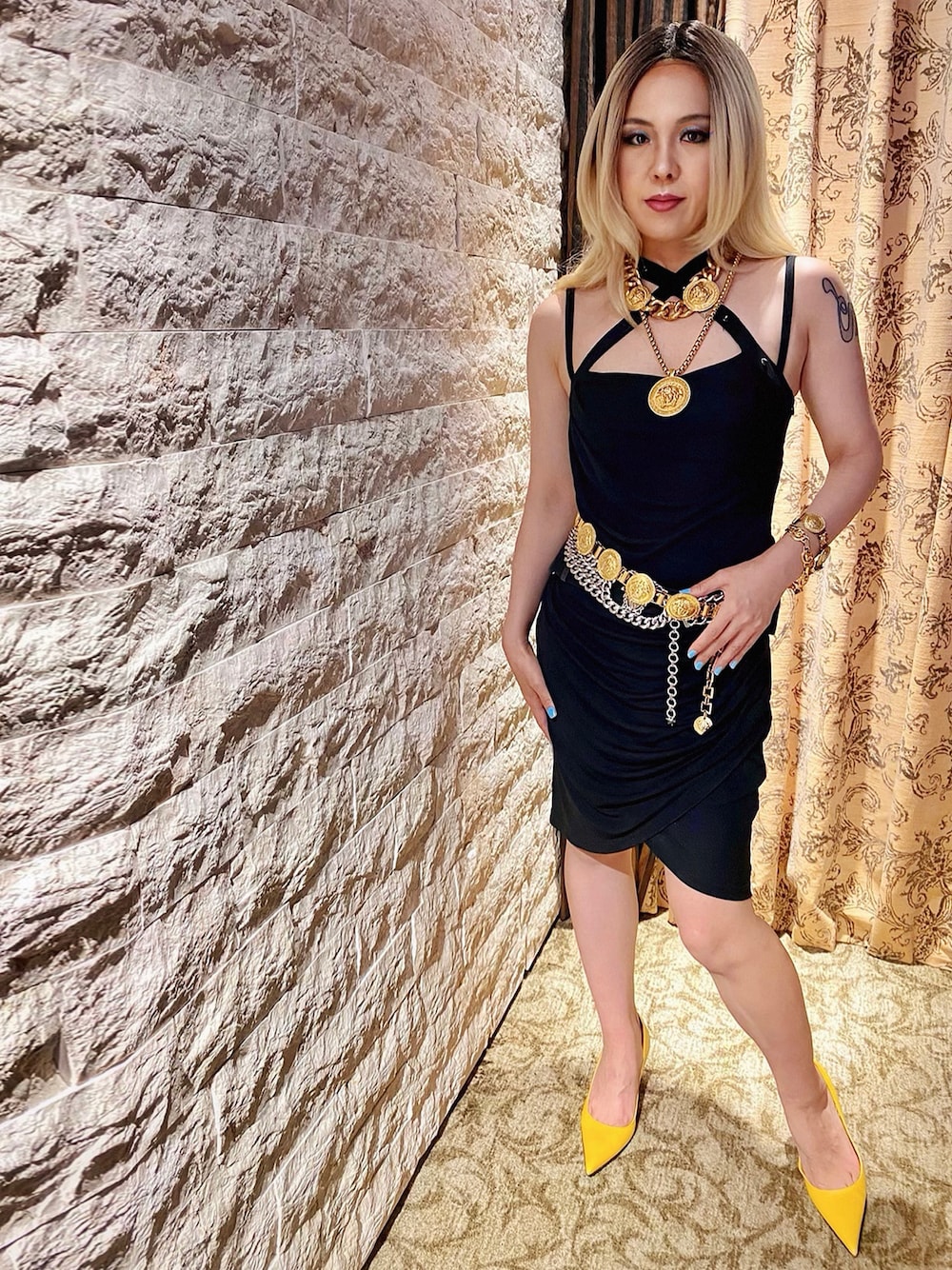 「ブラック、ヒール、versace、VERSACE、ヴェルサーチェ、ヴェルサーチ、ベルサーチ、ドルチェ＆ガッバーナ、DOLCE&GABBANA」｜「VERSACEのアイテム（ネックレス、ゴールド系）」を使った、WODDYFUNKさん（レディース・155cm）の夏コーディネートの1枚目の写真