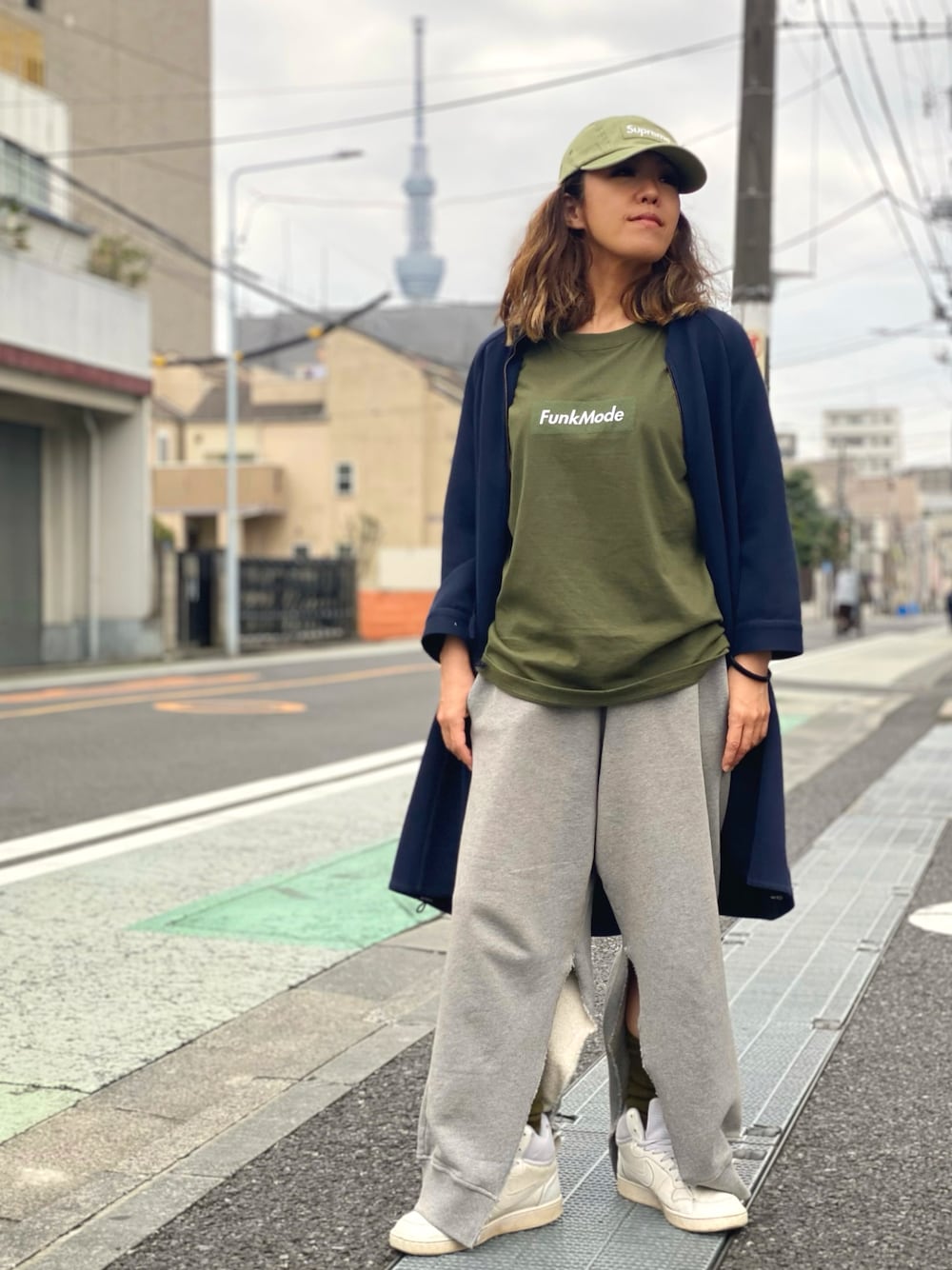 「シンプルコーデ、春、休日スタイル、スニーカーコーデ、ootd、春コーデ、ストリート、ハイカットスニーカー、MM6、MM6 Maison Martin Margiela、FunkMode、スウェット、supreme、Supreme(シュプリーム)」｜「Supreme のアイテム（帽子、グリーン系）」を使った、WODDYFUNKさん（レディース・155cm）の春コーディネートの1枚目の写真