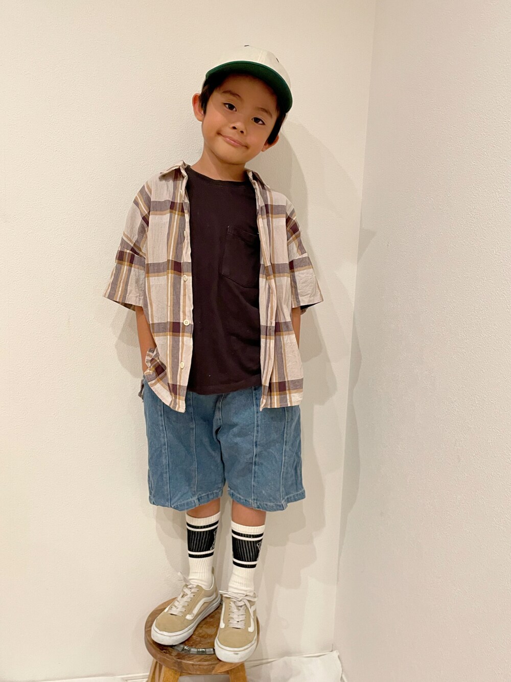 「ストリート、オーバーサイズ、ビッグシルエット、シャツスタイル、ハーフパンツ、カジュアルコーデ、シンプルコーデ、デニム、キッズコーデ、キャップ、プチプラ」｜「THRASHERのGONZ 2TONE YOUTH 6P CAP/スラッシャーキッズ帽子(キャップ）（キャップ、ホワイト系）」を使った、aoeetoさん（キッズ・120cm）の夏コーディネートの1枚目の写真