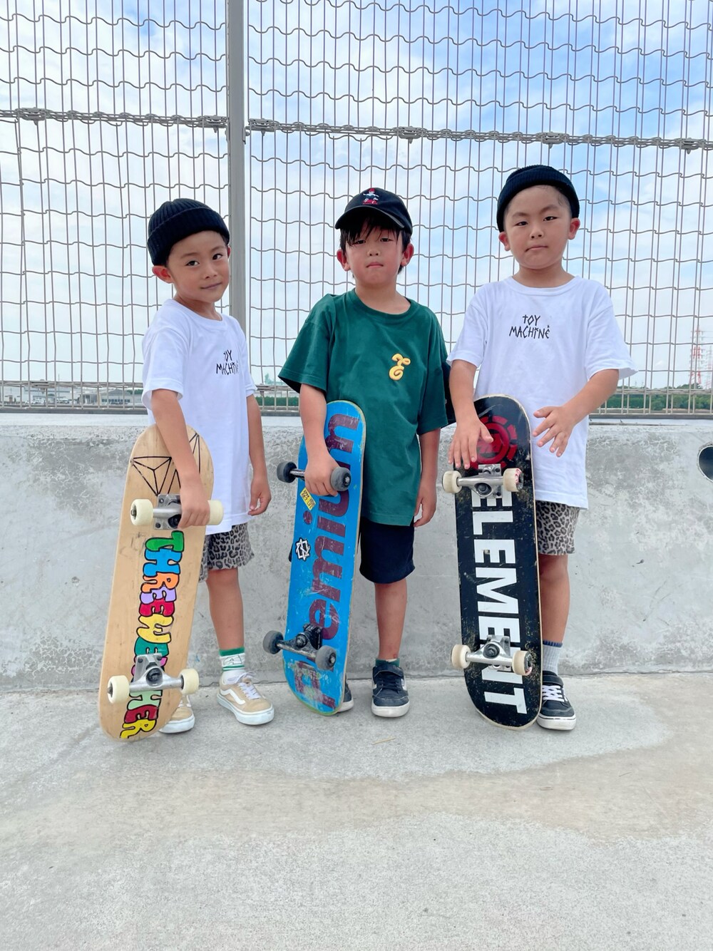 「休日スタイル、キッズコーデ、夏コーデ、キッズファッション、カジュアルコーデ、スケータースタイル、スケーター、夏だ！Tシャツ着よう！、夏セールで買いました」｜「TOY　MACHINEのTOY MACHINE/トイマシーン　スケートボードブランド　バックプリントTシャツ　21S908-42（Tシャツ/カットソー、ホワイト系）」を使った、aoeetoさん（キッズ・120cm）の夏コーディネートの1枚目の写真