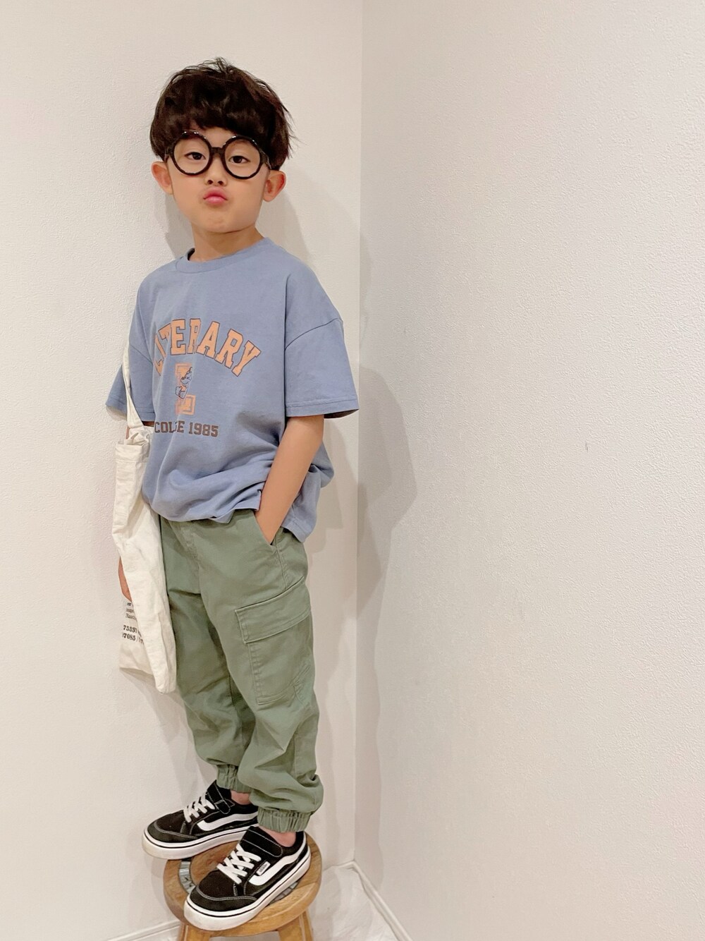 「カジュアルコーデ、キッズファッション、小学生、プチプラ、カーゴパンツ、プリントT、めがね、トートバッグ、淡色コーデ」｜「Birthdayのアイテム（トップス、ブルー系）」を使った、aoeetoさん（キッズ・120cm）の春コーディネートの1枚目の写真