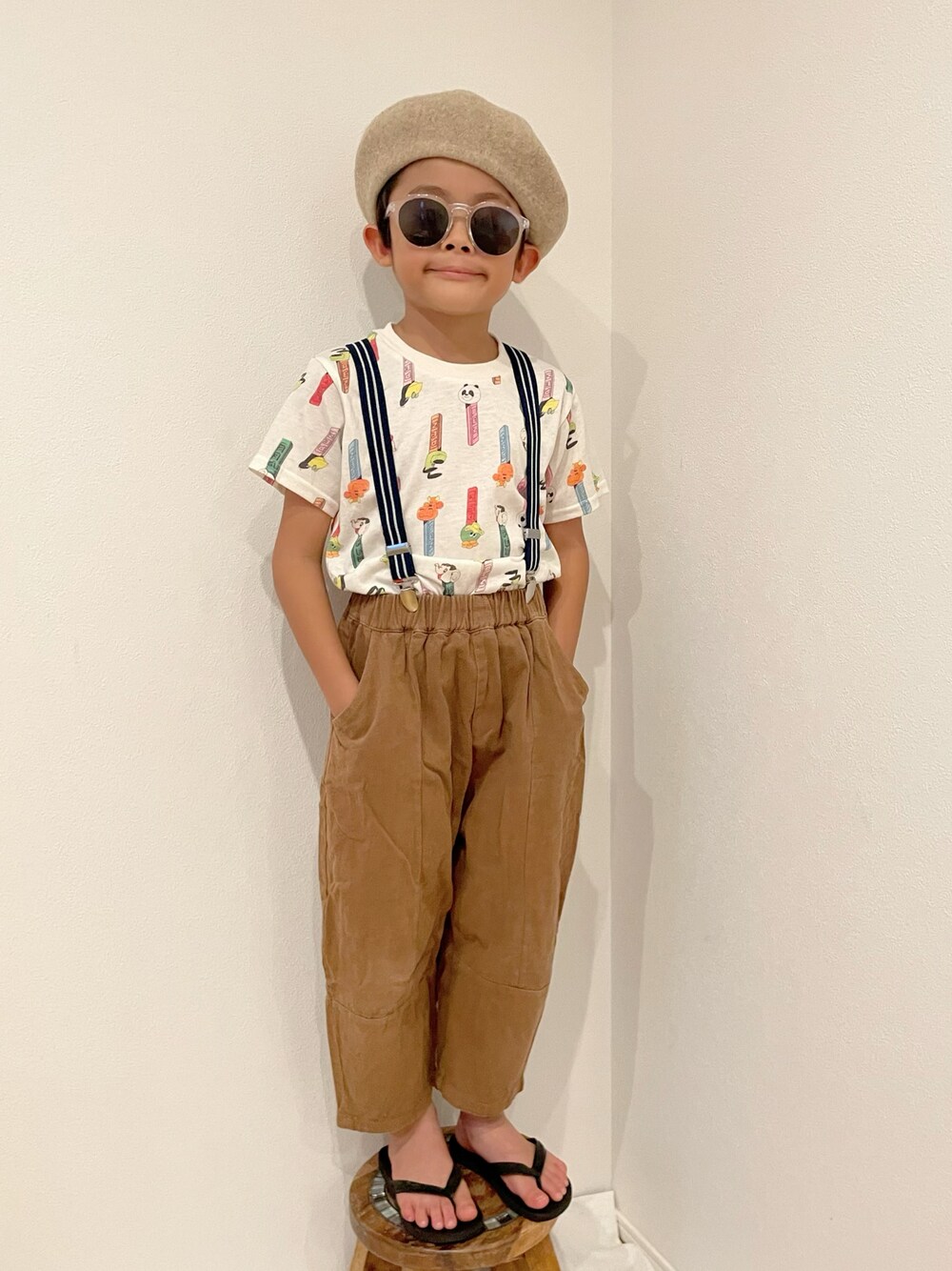 「ベレー帽、サングラス、サスペンダー、ビーチサンダル、柄シャツ、夏コーデ、キッズファッション、きまわしコーデ、シンプル、カジュアル、男の子」｜「DAISOのアイテム（ファッション雑貨、ブラック系）」を使った、aoeetoさん（キッズ・120cm）の夏コーディネートの1枚目の写真