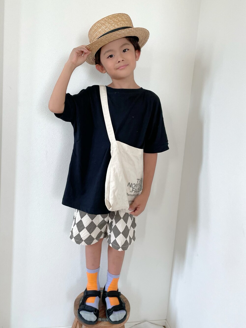 「モノトーン、麦わら帽子、ショルダーバッグ、シンプルコーデ、チェック、ハーフパンツ、プチプラ、無地T、カジュアル、キッズファッション、夏だ！Tシャツ着よう！、スポーツサンダル、西松屋」｜「西松屋のアイテム（トップス、ブラック系）」を使った、aoeetoさん（キッズ・120cm）の夏コーディネートの1枚目の写真