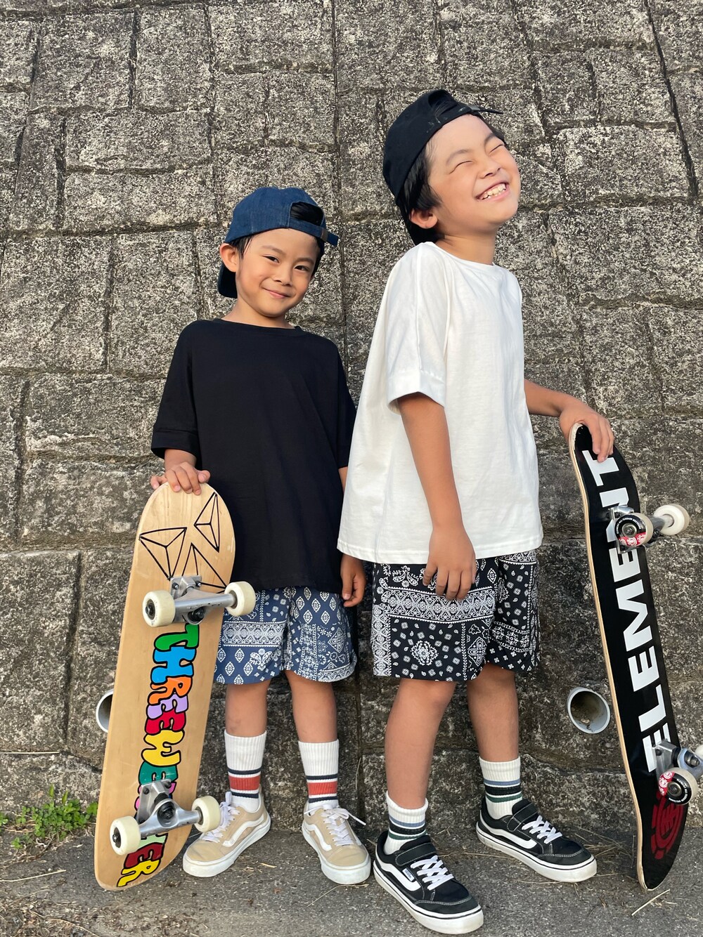 「GU、西松屋、ハーフパンツ、ペイズリー、兄弟コーディネート、男の子、ラインソックス、キャップ、カラーパンツ、プチプラ、無地T、ストリート、スケータースタイル、スケボー、モノトーン」｜「西松屋のアイテム（トップス、ブラック系）」を使った、aoeetoさん（キッズ・120cm）の夏コーディネートの1枚目の写真