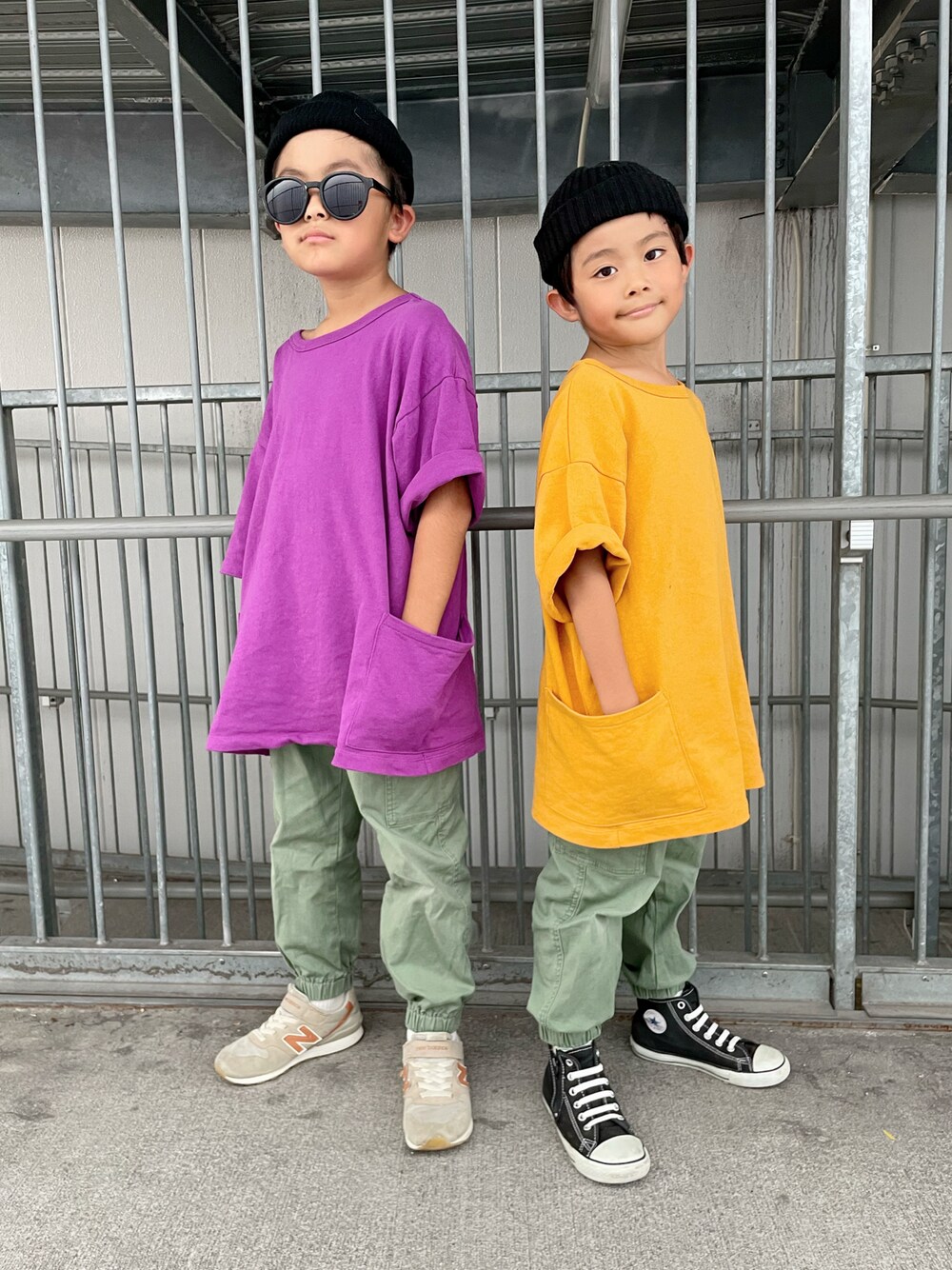 「カラフル、兄弟コーディネート、リンクコーデ、カーゴパンツ、UNIQLO、ニット帽、サンダル、着回しコーデ、カジュアルコーデ」｜「LOWRYS FARMのＵＳＡサイドポケットＴ　938883（Tシャツ/カットソー、パープル系）」を使った、aoeetoさん（キッズ・120cm）の夏コーディネートの1枚目の写真