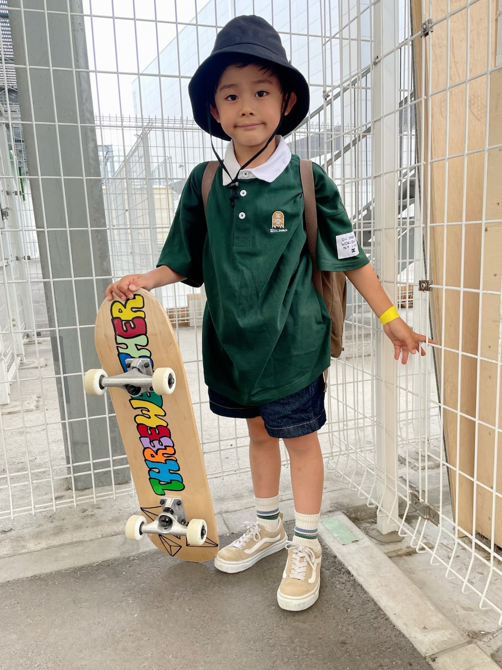 「スケータースタイル、スケボー、ストリート、カジュアル、オーバーサイズ、キッズコーデ、男の子コーデ、キッズファッション、休日スタイル、ポロシャツ、ラインソックス、バケットハット、リュック、ビッグシルエット」｜「devirockの折りたためるバケットハット（ハット、ブラック系）」を使った、aoeetoさん（キッズ・120cm）の春コーディネートの1枚目の写真