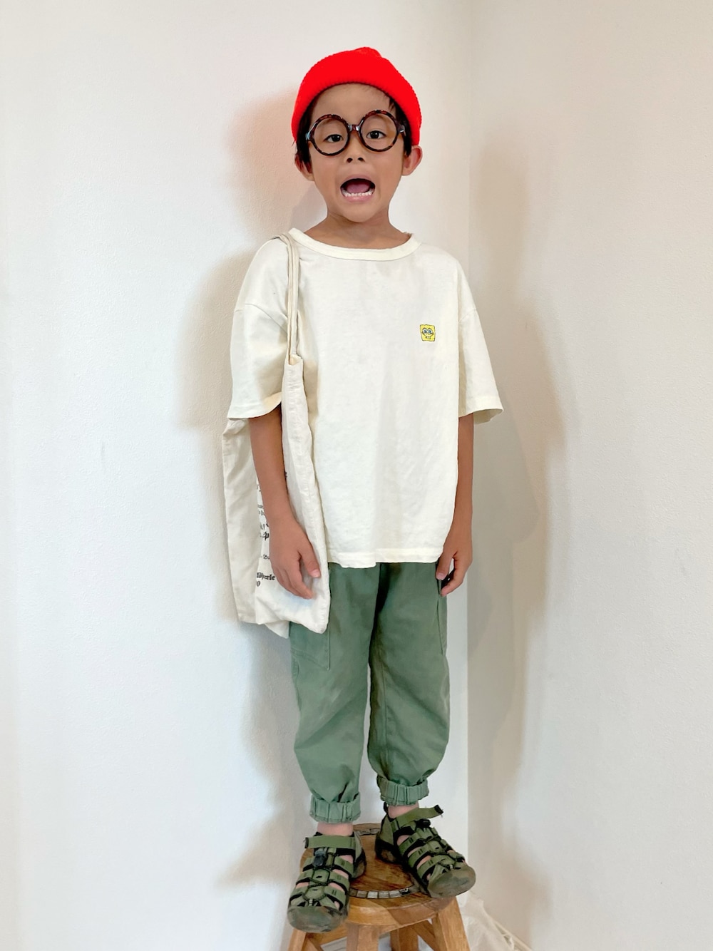 「ビタミンカラー、カーゴパンツ、カジュアル、トートバッグ、サンダル、めがね、ニット帽、プチプラ、キッズコーデ、ユニクロ」｜「REBALANCEのビーニー　ユニセックス（ラウンド型）（ニットキャップ/ビーニー、その他）」を使った、aoeetoさん（キッズ・120cm）の夏コーディネートの1枚目の写真
