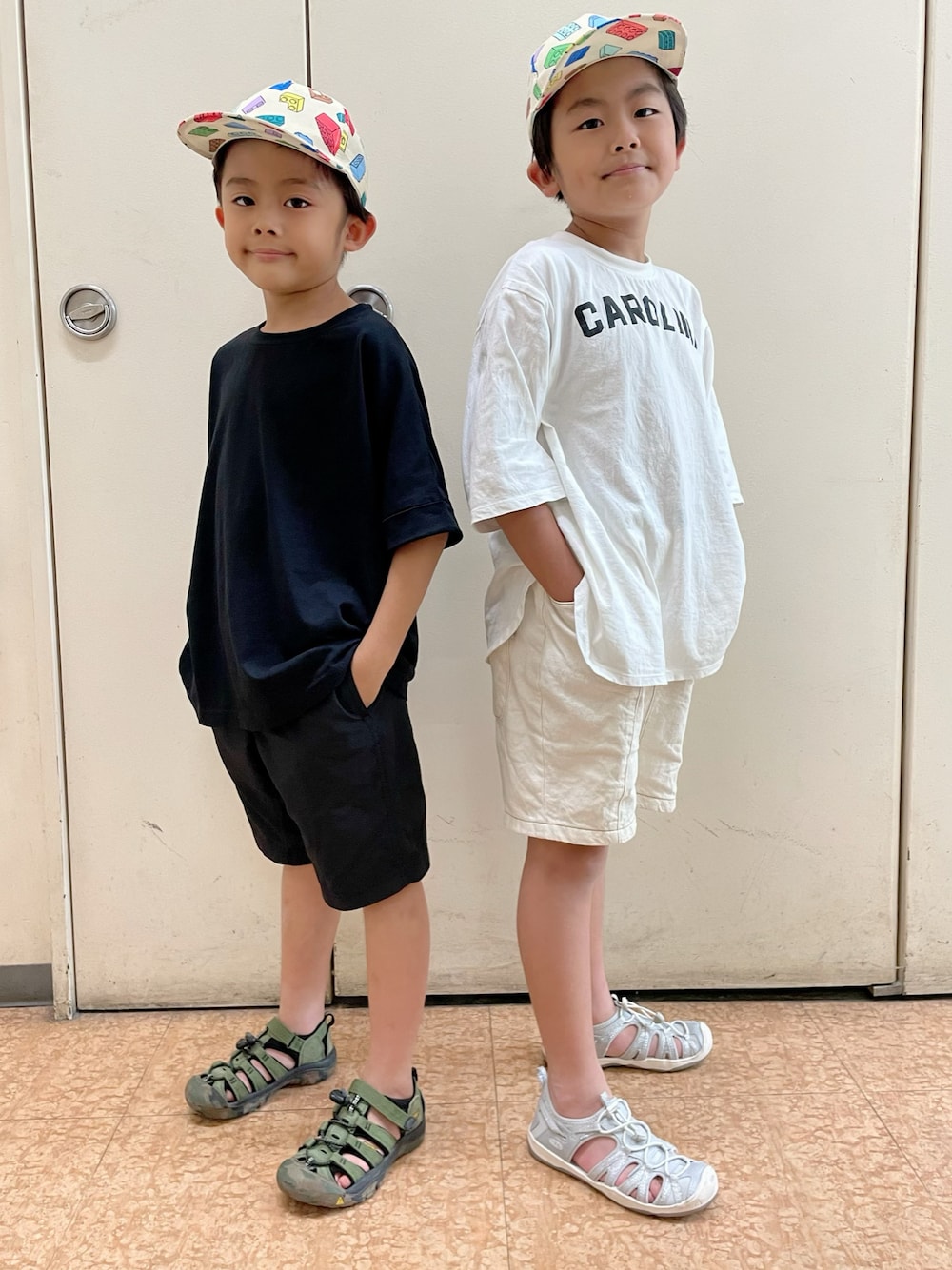 「キッズコーデ、夏だ！Tシャツ着よう！、ラクチンコーデ、カジュアル、シンプルコーデ、夏コーデ、プチプラ、キッズファッション、モノトーン、ブラック、ホワイト」｜「H&Mのアイテム（帽子、ホワイト系）」を使った、aoeetoさん（キッズ・120cm）の夏コーディネートの1枚目の写真