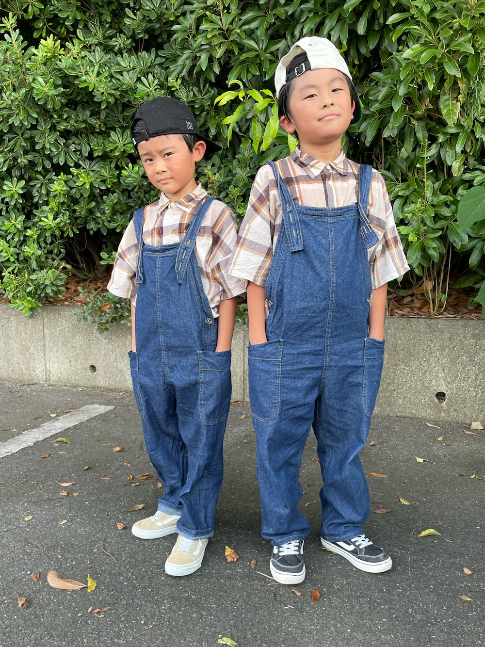 「キッズファッション、男の子コーデ、カジュアルコーデ、ストリート、兄弟コーディネート、リンクコーデ、シャツスタイル、オーバーオール、キャップ、公園、アウトドアスタイル」｜「Life Support Productsの【コットンUSA】ビッグポケットデニムオーバーオール（80～160cm）（サロペット/オーバーオール、ブルー系）」を使った、aoeetoさん（キッズ・120cm）の夏コーディネートの1枚目の写真