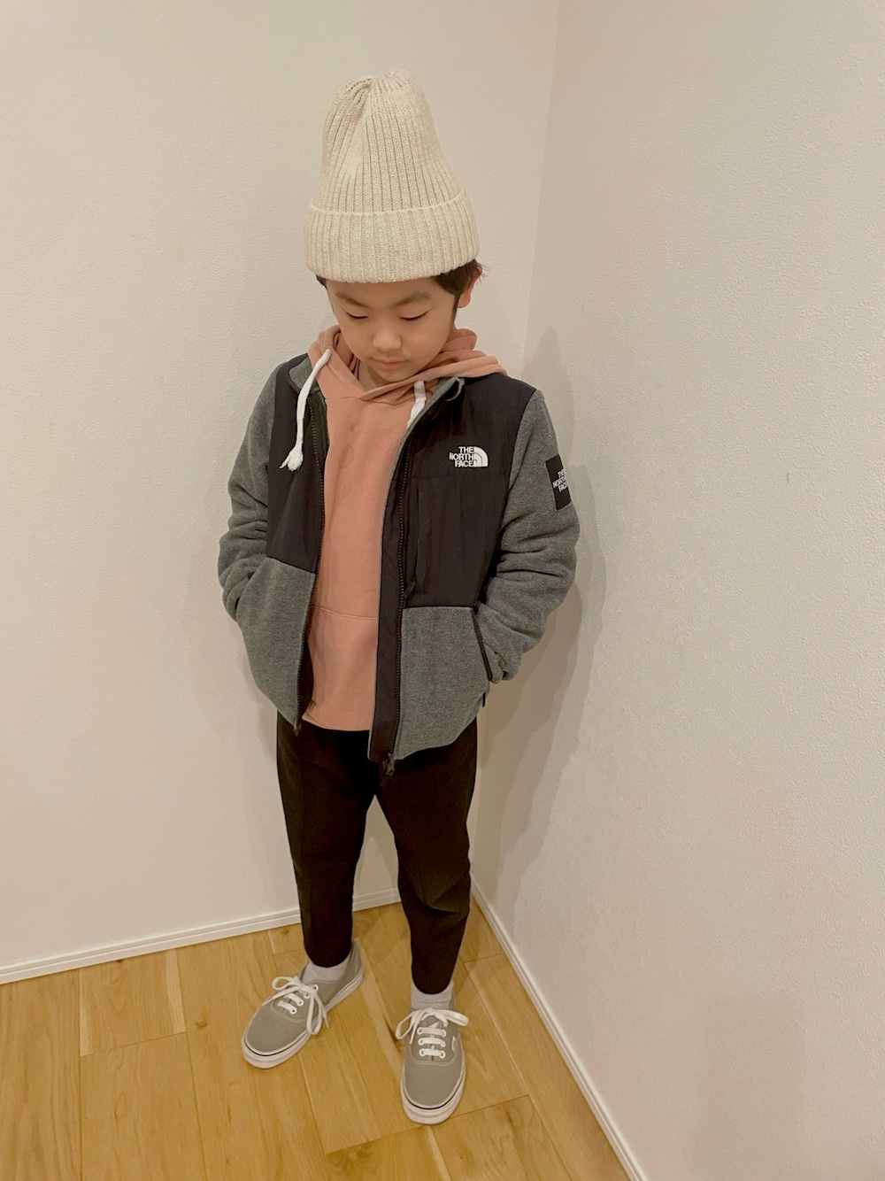 グレー系のブルゾン、ブラック系のその他パンツ、ベージュ系のスニーカーを着用したキッズの冬コーディネートの1枚目の写真