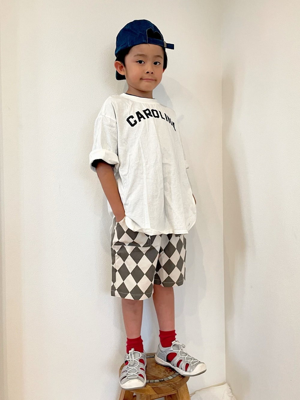 「夏コーデ、Tシャツ、夏だ！Tシャツ着よう！、キッズコーデ、男の子、モノトーン、カラーソックス、ハーフパンツ、チェック、オーバーサイズ、ロゴT」｜「ALPHA LABELのBIG DROP COLLEGE LOGO T-SHIRT（Tシャツ/カットソー、ホワイト系）」を使った、aoeetoさん（キッズ・120cm）の夏コーディネートの1枚目の写真