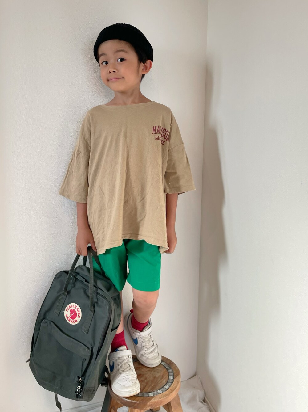 「キッズコーデ、カジュアルコーデ、パンツスタイル、プチプラ、ビッグシルエット、スニーカー、男の子、リュック、カラーパンツ、ハーフパンツ」｜「SHOO・LA・RUEの2WAY折り返しニット帽（ニットキャップ/ビーニー、ブラック系）」を使った、aoeetoさん（キッズ・120cm）の夏コーディネートの1枚目の写真
