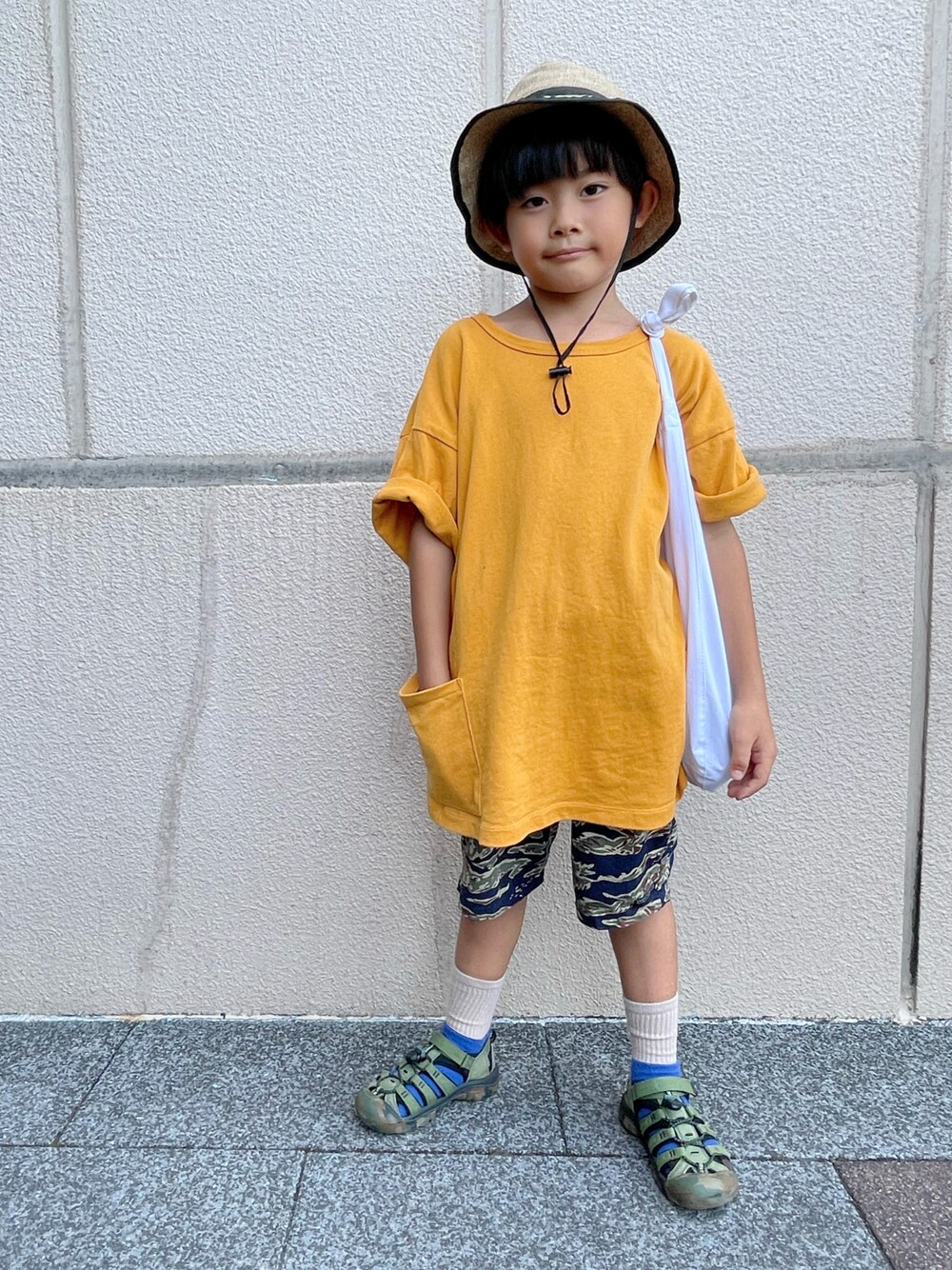 「夏コーデ、シンプルコーデ、サンダル、お出かけコーデ、スポーツサンダル、夏だ！Tシャツ着よう！、男の子、小学生、バケットハット、オーバーサイズ、ストリート、カジュアル」｜「LOWRYS FARMのＵＳＡサイドポケットＴ　938883（Tシャツ/カットソー、オレンジ系）」を使った、aoeetoさん（キッズ・120cm）の夏コーディネートの1枚目の写真