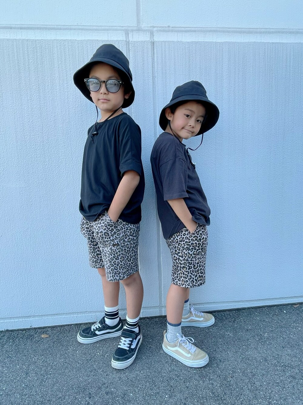 「レオパード、ハーフパンツ、ブラック、ハット、サングラス、カジュアル、兄弟コーディネート、リンクコーデ、小学生、休日スタイル」｜「pairmanonの【プレミアムコットン100%】ビッグシルエットポケット付き半袖Tシャツ（Tシャツ/カットソー、ブラック系）」を使った、aoeetoさん（キッズ・120cm）の夏コーディネートの1枚目の写真