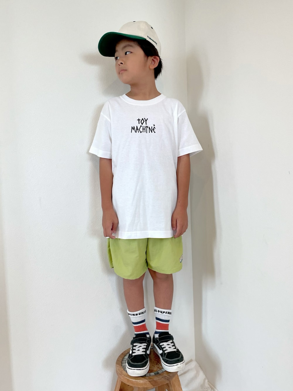 「夏コーデ、キッズコーデ、ストリート、ハーフパンツ、キャップ、夏だ！Tシャツ着よう！、カラーパンツ、ラインソックス、カジュアル」｜「THRASHERのGONZ 2TONE YOUTH 6P CAP/スラッシャーキッズ帽子(キャップ）（キャップ、ホワイト系）」を使った、aoeetoさん（キッズ・120cm）の夏コーディネートの1枚目の写真
