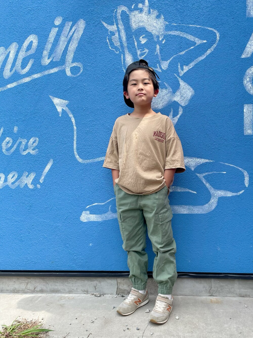 「夏コーデ、キッズファッション、ラクチンコーデ、カーゴパンツ、オーバーサイズ、ビッグシルエット、カジュアル、スケータースタイル、スケボー、小学生、キャップ」｜「THE CASUALのプリントデザイン 半袖 ビッグT キッズ（Tシャツ/カットソー、ベージュ系）」を使った、aoeetoさん（キッズ・120cm）の夏コーディネートの1枚目の写真
