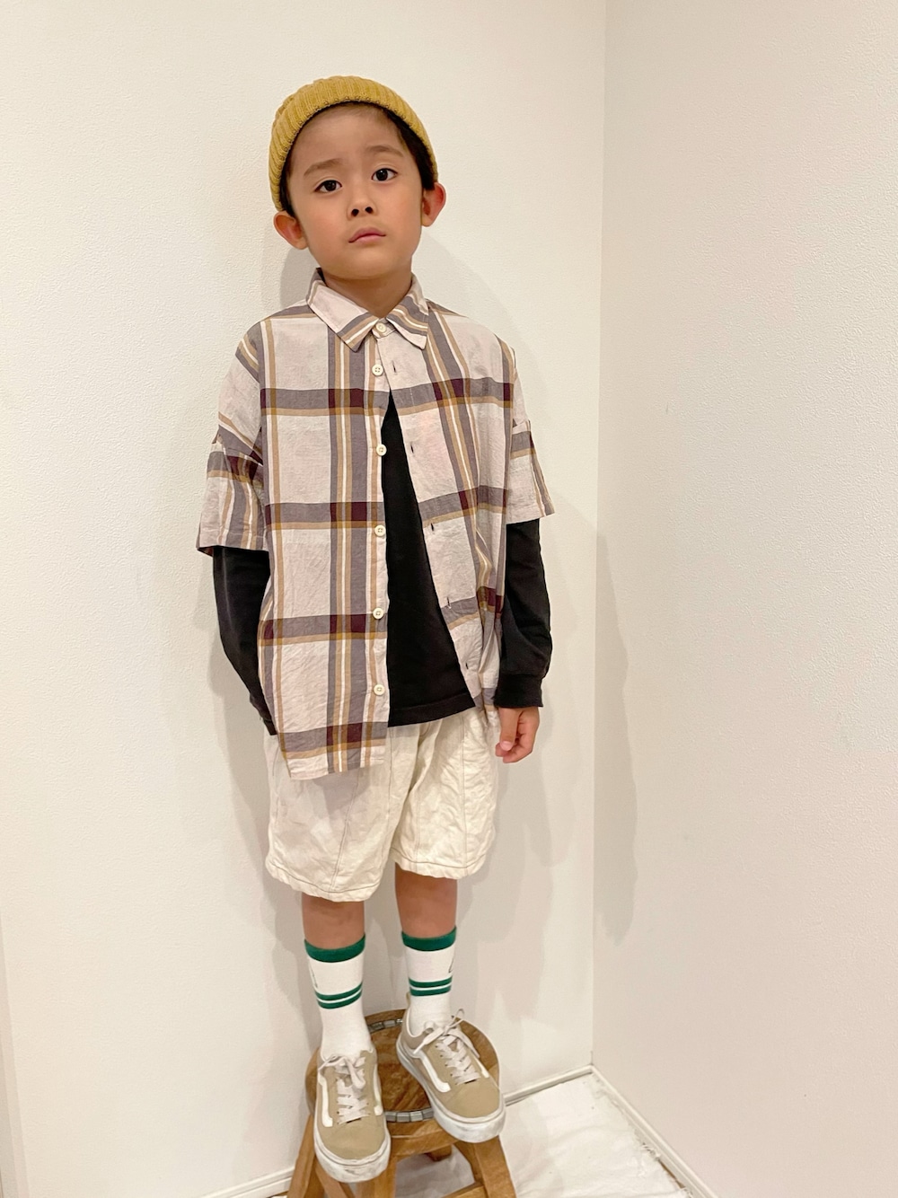 「男の子コーデ、ハーフパンツ、ストリート、シャツスタイル、カジュアルコーデ、プチプラコーデ、オーバーサイズ、ラインソックス」｜「BRANSHESの【ペア】半袖チェックシャツ（シャツ/ブラウス、ベージュ系）」を使った、aoeetoさん（キッズ・120cm）の夏コーディネートの1枚目の写真