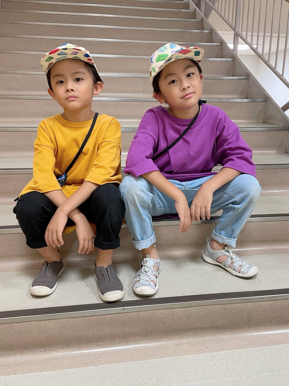 「夏コーデ、キッズファッション、男の子コーデ、兄弟コーディネート、オーバーサイズ、ビッグシルエット、カラーコーデ、ビタミンカラー、キャップ、プチプラ、ポシェット、リンクコーデ、おそろいコーデ」｜「LOWRYS FARMのＵＳＡサイドポケットＴ　938883（Tシャツ/カットソー、オレンジ系）」を使った、aoeetoさん（キッズ・120cm）の夏コーディネートの1枚目の写真