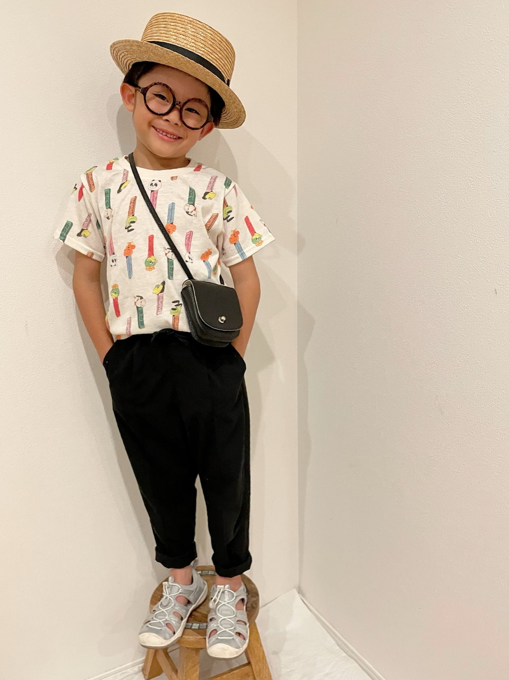 「夏コーデ、サンダル、テーパードパンツ、柄Tシャツ、カラフル、むぎわら帽子、カンカン帽、プチプラ、西松屋、めがね、男の子、カジュアル、タックイン、ポシェット」｜「西松屋のアイテム（トップス、ホワイト系）」を使った、aoeetoさん（キッズ・120cm）の夏コーディネートの1枚目の写真