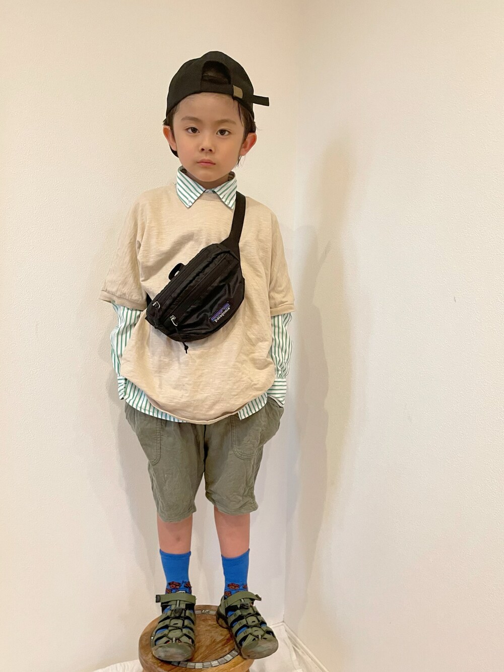 「キャップ、ボディバッグ、レイヤードスタイル、ストライプ、休日スタイル、ZOZOKIDSDAY、ハーフパンツ、サンダル、シャツスタイル、ごきげんウィーク」｜「KEENのKEEN/キーン NEWPORT H2 1014259 サンダル（サンダル、グリーン系）」を使った、aoeetoさん（キッズ・120cm）の春コーディネートの1枚目の写真