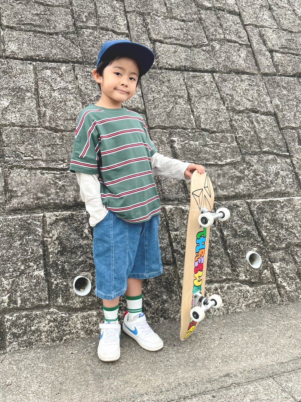 「ごきげんウィーク、プチプラ、アウトドアスタイル、春コーデ、キッズコーデ、スケータースタイル、スケボー、ZOZOKIDSDAY、ボーダー、キャップ、ハーフパンツ、オーバーサイズ、グリーン」｜「GUのアイテム（トップス、グリーン系）」を使った、aoeetoさん（キッズ・120cm）の春コーディネートの1枚目の写真