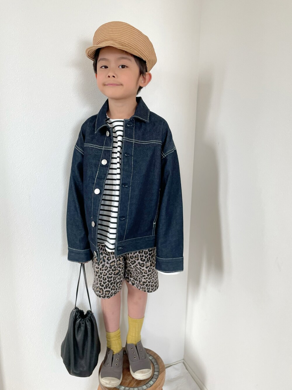 「休日スタイル、男の子コーデ、ZOZOKIDSDAY、プチプラ、キッズコーデ、デニムジャケット、Gジャン、レオパード、ひょう柄、ボーダー、キャスケット、巾着バッグ」｜「AmiAmiのキッズスリッポンスニーカー（スニーカー、グレー系）」を使った、aoeetoさん（キッズ・120cm）の春コーディネートの1枚目の写真