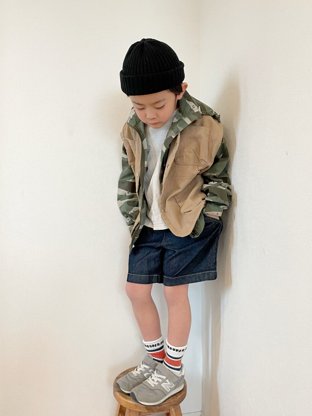 「レイヤードスタイル、プチプラ、スニーカーコーデ、休日スタイル、小学生、ハーフパンツ、ラインソックス、ベスト」｜「NEW BALANCEのnew balance ニューバランス YV373 キッズスニーカー 335373（スニーカー、グレー系）」を使った、aoeetoさん（キッズ・120cm）の春コーディネートの1枚目の写真