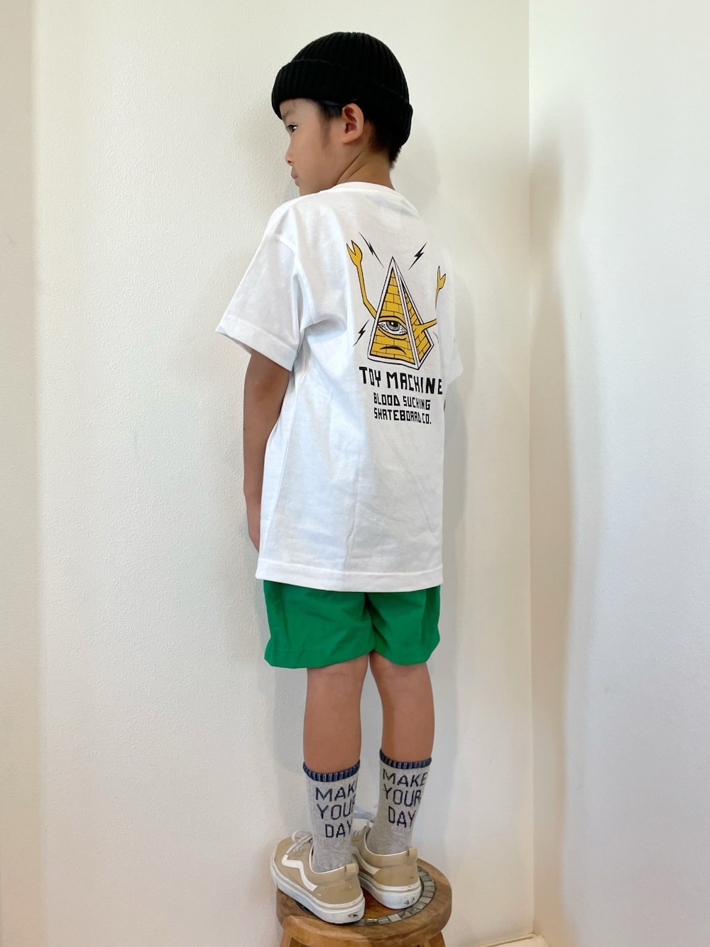 「夏コーデ、プリントT、バックパック、カラーパンツ、ストリート、スケータースタイル、スケボー、夏だ！Tシャツ着よう！、キッズファッション」｜「TOY　MACHINEのTOY MACHINE/トイマシーン　スケートボードブランド　バックプリントTシャツ　21S908-42（Tシャツ/カットソー、ホワイト系）」を使った、aoeetoさん（キッズ・120cm）の夏コーディネートの1枚目の写真