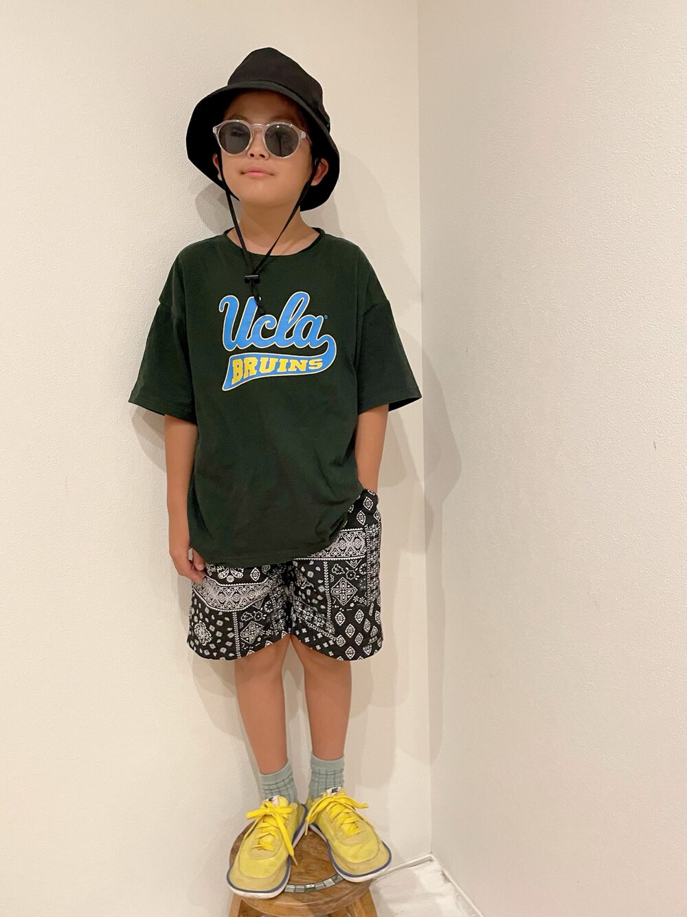 「ハット、サングラス、ロゴT、ハーフパンツ、バンダナ柄、夏コーデ、シンプルコーデ、キッズコーデ、Tシャツ、小学生、GU、プチプラ」｜「FREAK'S STOREのUCLA/ユーシーエルエー 【WEB限定】 KID’S カレッジロゴ クルーネックTシャツ（Tシャツ/カットソー、グリーン系）」を使った、aoeetoさん（キッズ・120cm）の夏コーディネートの1枚目の写真