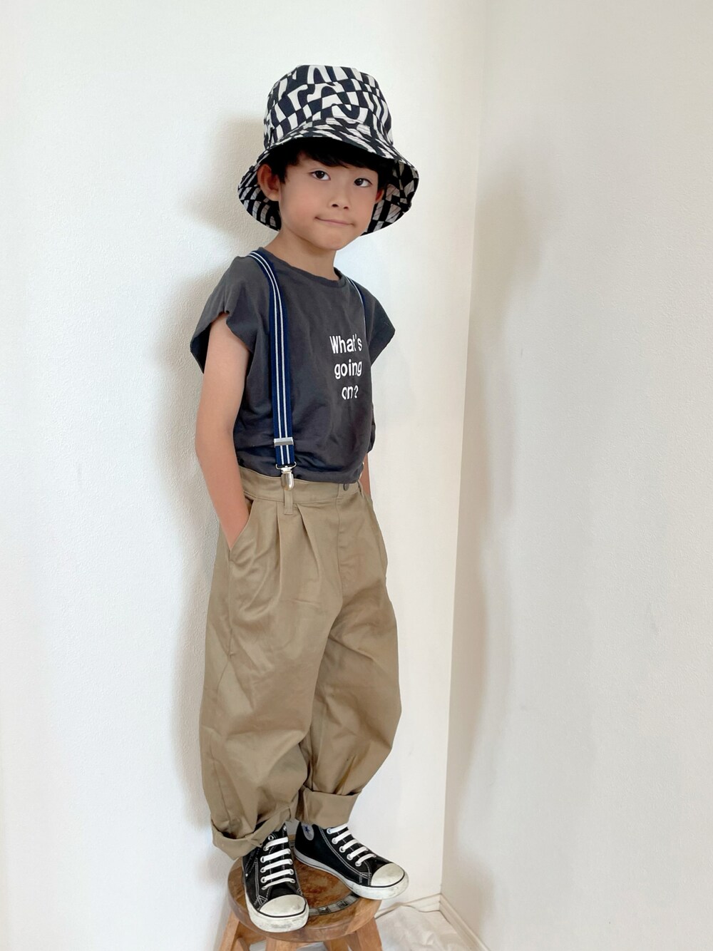 「バケットハット、夏だ！Tシャツ着よう！、キッズファッション、カジュアルコーデ、休日スタイル、プチプラ、ワイドパンツ、コンバース、シンプル、サスペンダー、100均小物」｜「H&Mのアイテム（帽子、ブラック系）」を使った、aoeetoさん（キッズ・120cm）の夏コーディネートの1枚目の写真