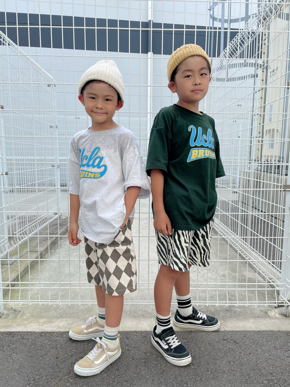 「キッズファッション、休日スタイル、夏コーデ、Tシャツ、カジュアルコーデ、プチプラ、シンプル、ロゴT、柄パンツ、兄弟コーディネート、リンクコーデ、ストリート、スケータースタイル、スケボー、スケーター」｜「FREAK'S STOREのUCLA/ユーシーエルエー 【WEB限定】 KID’S カレッジロゴ クルーネックTシャツ（Tシャツ/カットソー、グレー系）」を使った、aoeetoさん（キッズ・120cm）の夏コーディネートの1枚目の写真