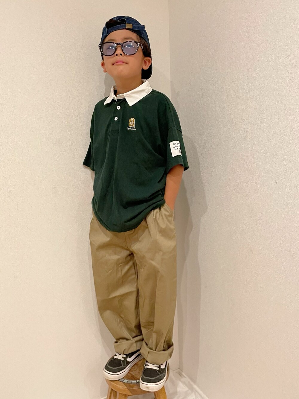 「カジュアルコーデ、男の子、シンプルコーデ、ストリート、ストカジ、パンツスタイル、キャップ、キッズコーデ、オーバーサイズ、サングラス、スケータースタイル、ポロシャツ」｜「DCのDC/ディーシー キッズ ポロシャツ YPL222506（ポロシャツ、グリーン系）」を使った、aoeetoさん（キッズ・120cm）の夏コーディネートの1枚目の写真