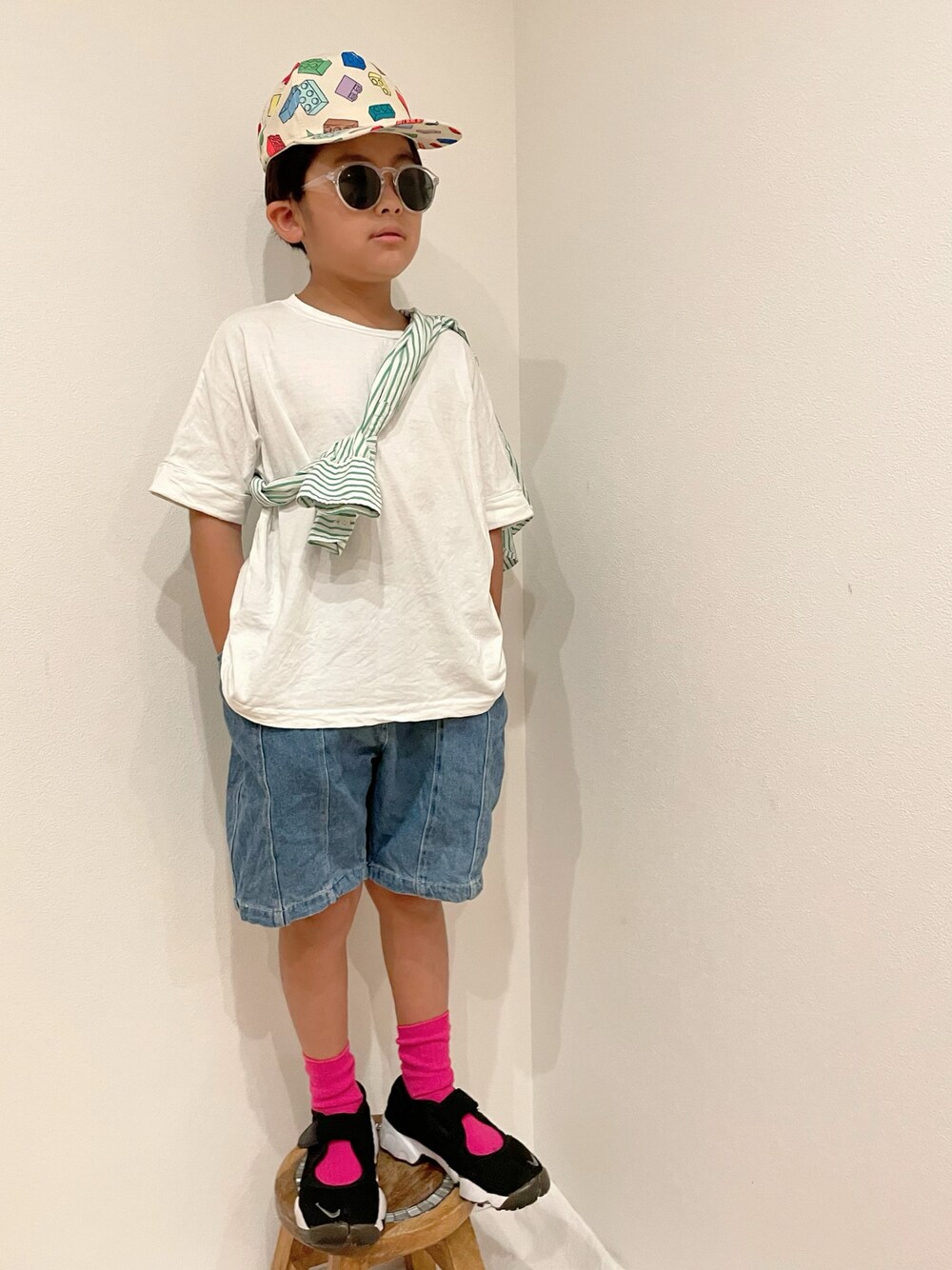 「夏コーデ、キッズコーデ、プチプラコーデ、シンプルコーデ、キャップ、サンダル、休日スタイル、男の子、ハーフパンツ、デニム、ピンク、シャツ、肩掛け、サングラス、たすき掛け」｜「西松屋のアイテム（トップス、ホワイト系）」を使った、aoeetoさん（キッズ・120cm）の夏コーディネートの1枚目の写真