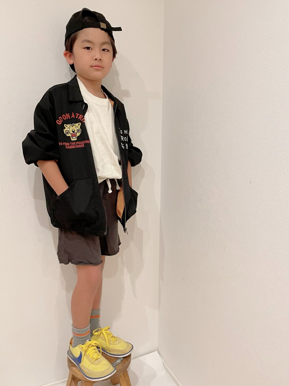 「春夏コーデ、Tシャツ、ベトジャン、春アウター、ハーフパンツ、キャップ、ラインソックス、イエロー、カジュアル、プチプラ、キッズコーデ」｜「BREEZEのベトジャン（その他アウター、ブラック系）」を使った、aoeetoさん（キッズ・120cm）の春コーディネートの1枚目の写真