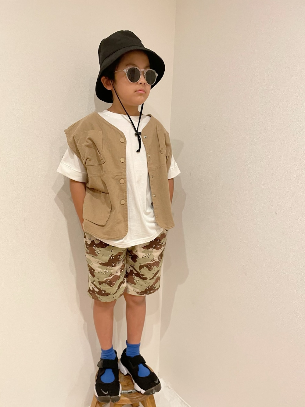 「休日コーデ、ハーフパンツ、ストリートコーデ、ストリート、アウトドアスタイル、カジュアル、サングラス、ベスト、カモフラ、キッズコーデ、プチプラ、着回しコーデ、バケットハット」｜「devirockの折りたためるバケットハット（ハット、ブラック系）」を使った、aoeetoさん（キッズ・120cm）の夏コーディネートの1枚目の写真