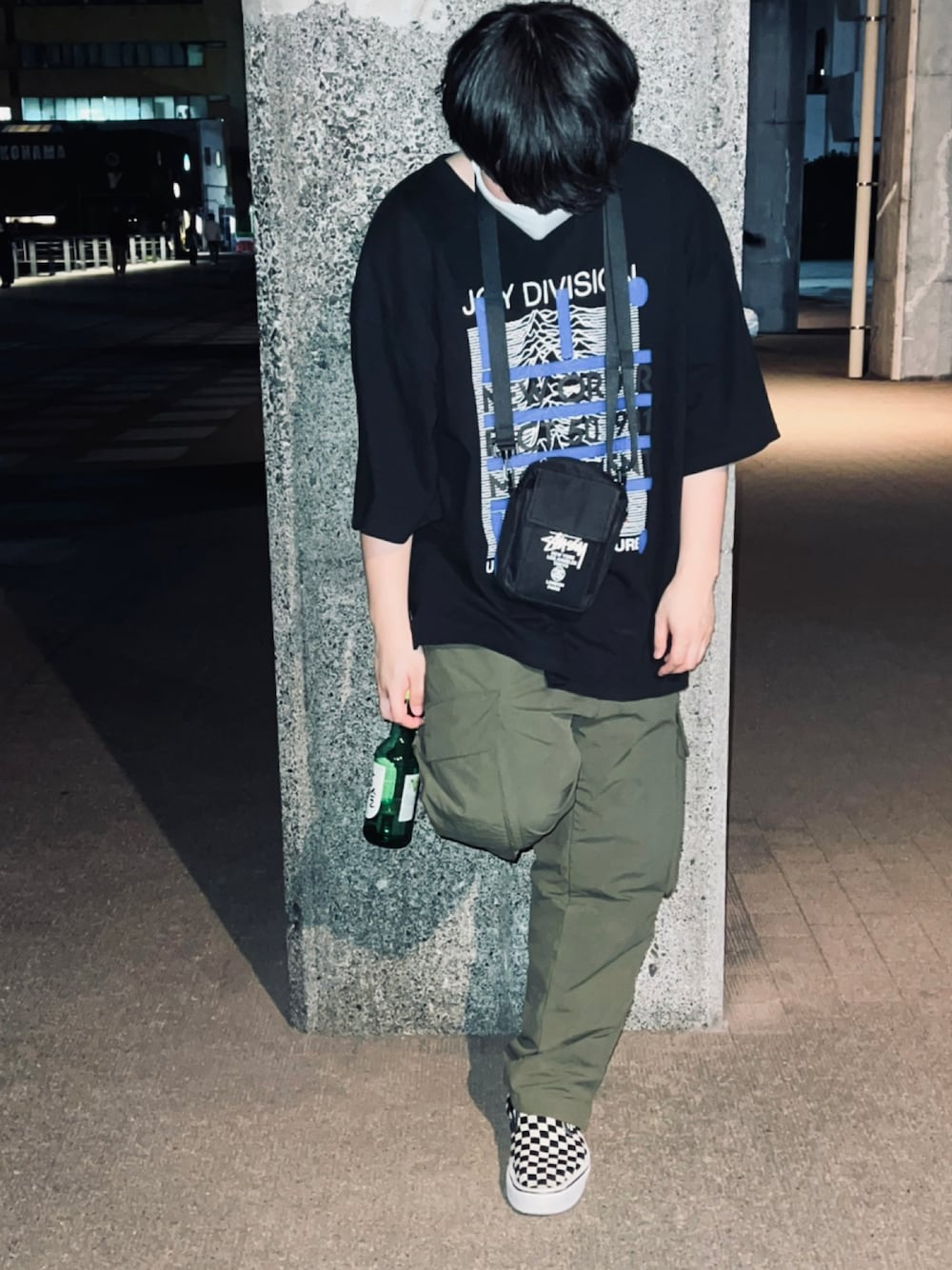 「ビックシルエット、ストリート、ミリタリー、バンドT、カーゴパンツ、スケータースタイル」｜「joy divisionのアイテム（Tシャツ/カットソー、ブラック系）」を使った、人さん（メンズ・168cm）の秋コーディネートの1枚目の写真