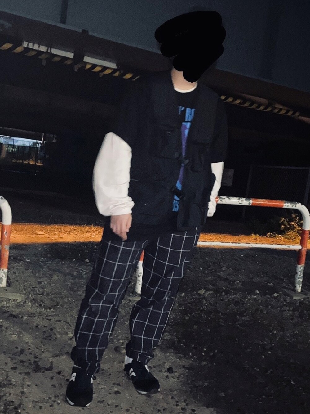「レイヤードスタイル、フィッシングベスト、チェックパンツ、ストリート、バンドT、ロンT」｜「H&Mのアイテム（ベスト、ブラック系）」を使った、人さん（メンズ・168cm）の夏コーディネートの1枚目の写真