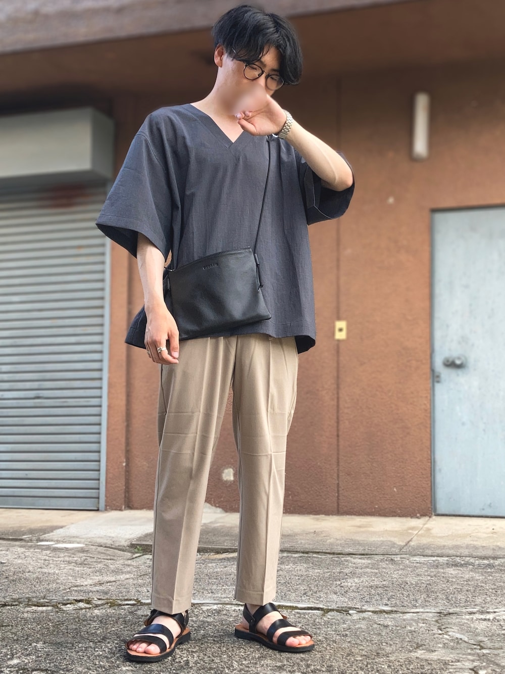 グレー系のTシャツ/カットソー、ブラック系のショルダーバッグ、ブラック系のサンダルを着用したメンズの夏コーディネートの1枚目の写真