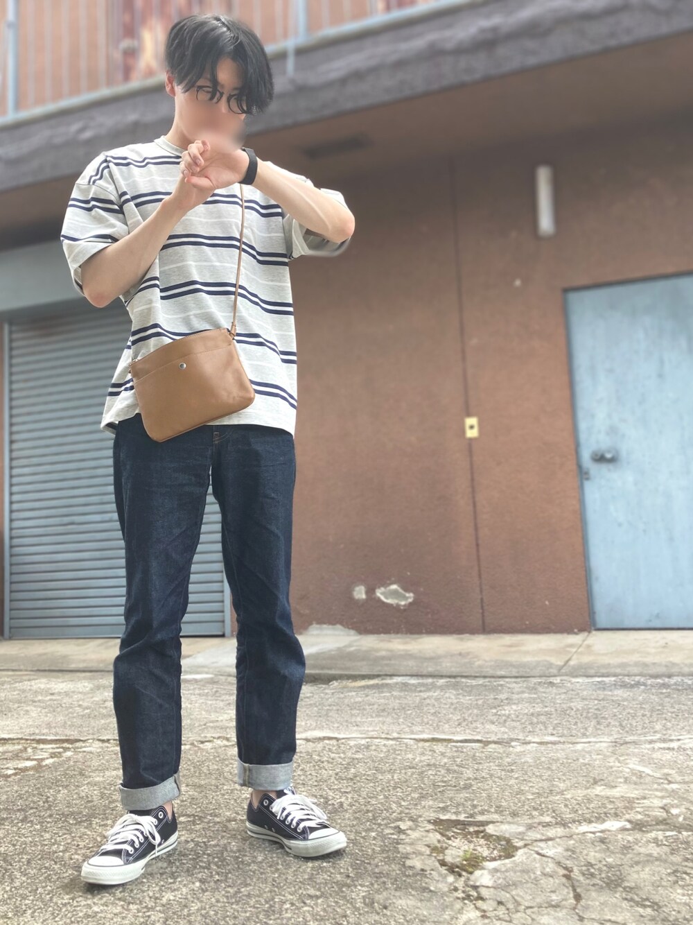 「大人コーデ、今日のコーデ、おしゃれさんと繋がりたい、オトナカジュアル、デニムっていいよね、カジュアル、カジュアルコーデ、デニムパンツ、デニムコーデ、コンバース」｜「UNIQLOのレギュラーフィットテーパードジーンズ（デニムパンツ、ブルー系）」を使った、Shinyaさん（メンズ・172cm）の夏コーディネートの1枚目の写真