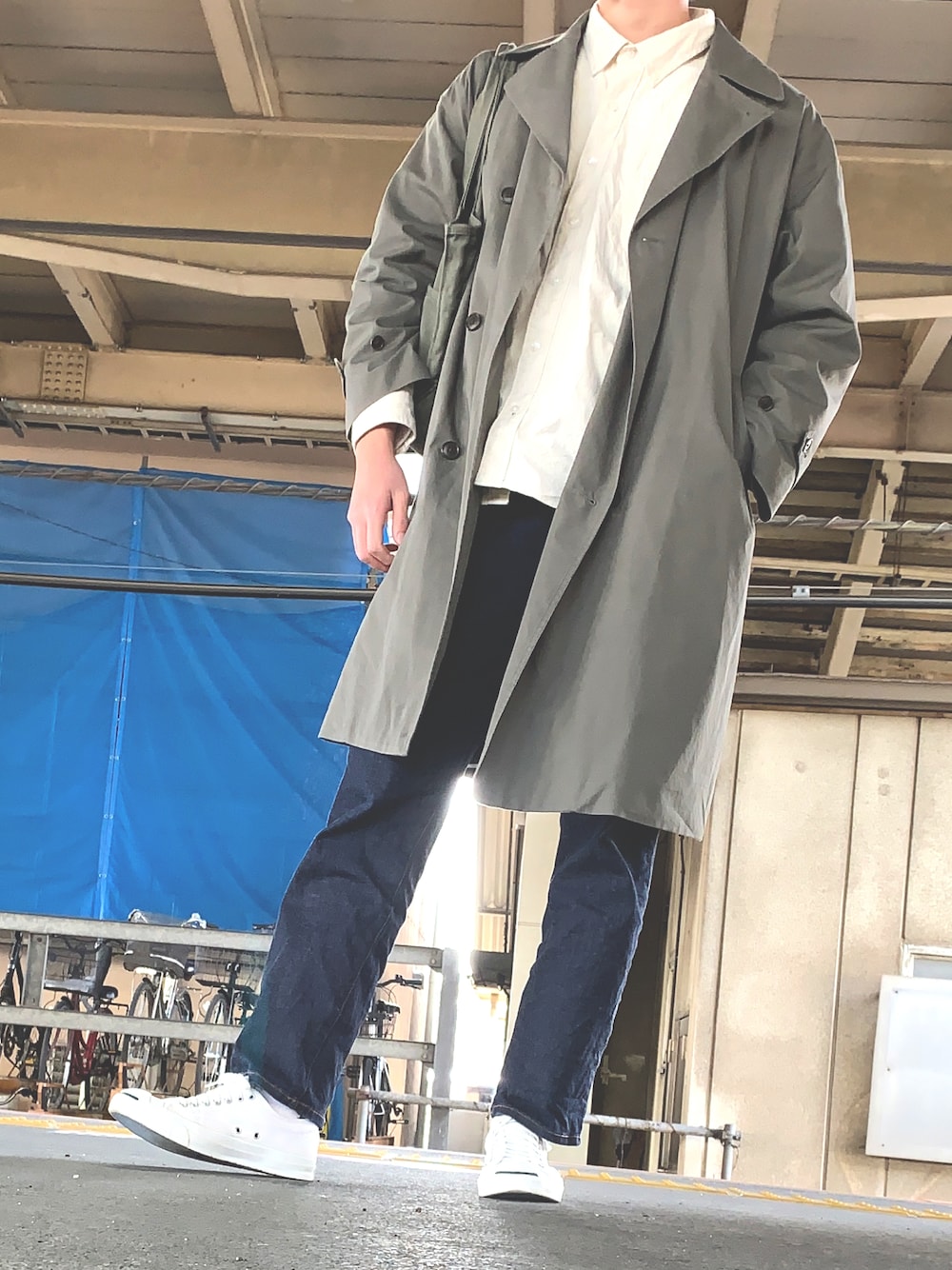 「オトナカジュアル、シンプルコーデ、おしゃれさんと繋がりたい、カジュアルコーデ、ゆるコーデ、スニーカーコーデ、シャツスタイル、トレンチコート」｜「無印良品のアイテム（デニムパンツ、ブラック系）」を使った、Shinichiさん（メンズ・181cm）の春コーディネートの1枚目の写真