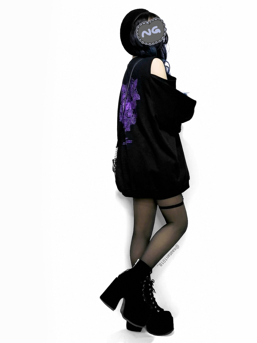 ブラック系のスウェット、ブラック系のブーティ、ブラック系のショルダーバッグを着用したレディースの冬コーディネートの4枚目の写真