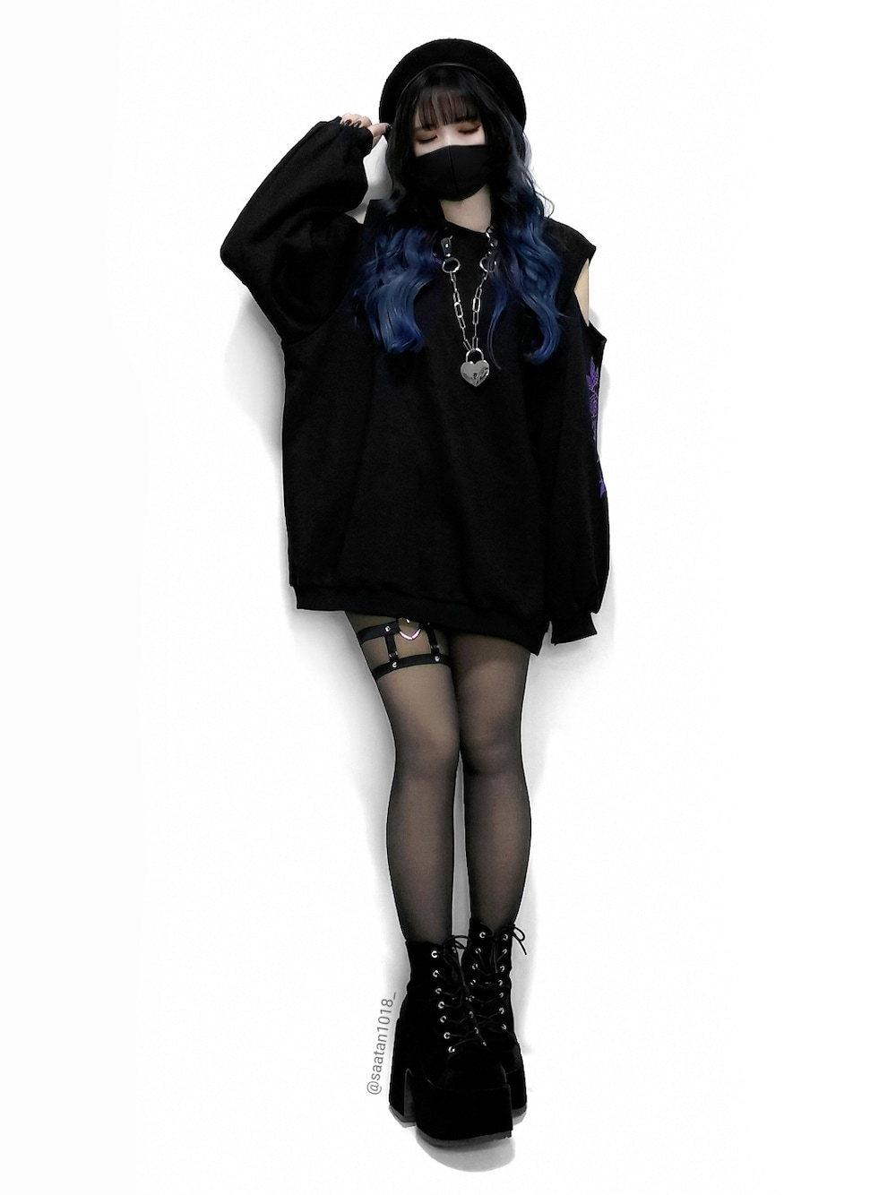 ブラック系のスウェット、ブラック系のブーティ、ブラック系のショルダーバッグを着用したレディースの冬コーディネートの3枚目の写真