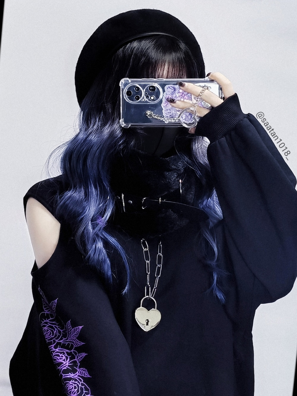 ブラック系のスウェット、ブラック系のブーティ、ブラック系のショルダーバッグを着用したレディースの冬コーディネートの2枚目の写真